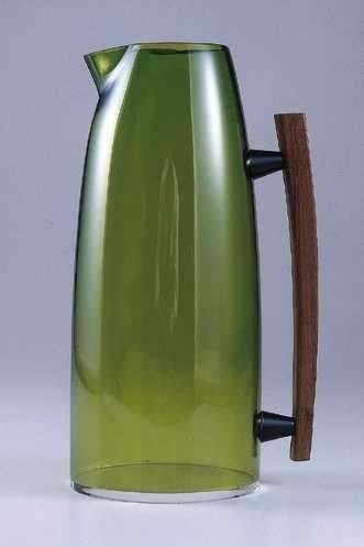   Caraffa Riviera con manico in teak,  realizzata con tecnologia del soffiaggio del tubo di metacrilato (plexiglass), progetto di Giovanni Guzzini, anni \'60 (Fratelli Guzzini spa, Fondo Fratelli Guzzini spa).
