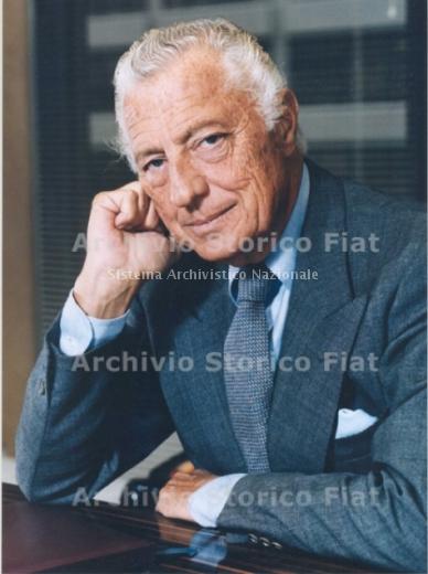   Gianni Agnelli nel suo ufficio di corso Marconi a Torino, 1984 (Archivio e centro storico Fiat, Archivio iconografico).

