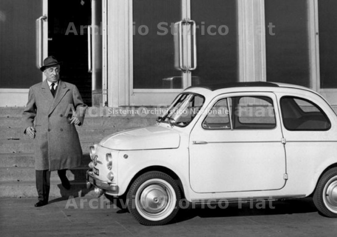   Vittorio Valletta accanto alla Fiat "500 D", Torino, 1964 (Archivio e centro storico Fiat, Archivio iconografico).
