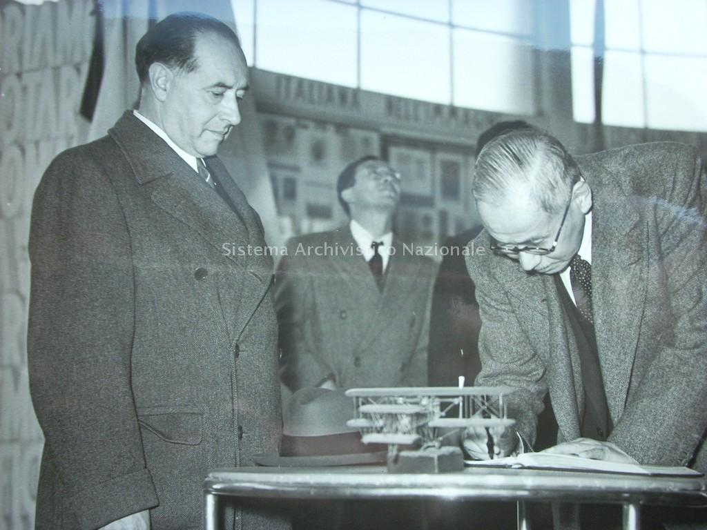   L\'ambasciatore giapponese Horikiri Zambei che firma il registro degli ospiti illustri presso le officine Caproni a Taliedo, Milano 1942 (Archivio famiglia Caproni, Roma).
