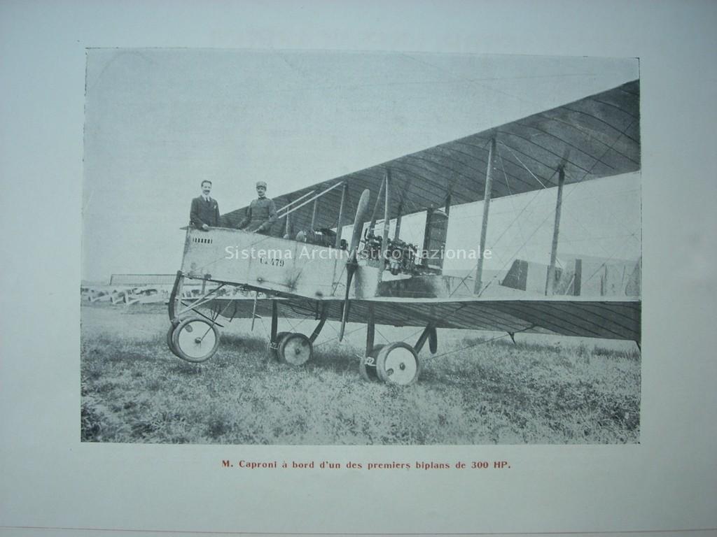   Gianni Caproni insieme a un pilota a bordo di uno dei primi biplani "300 HP", 1915 (Archivio famiglia Caproni, Roma).
