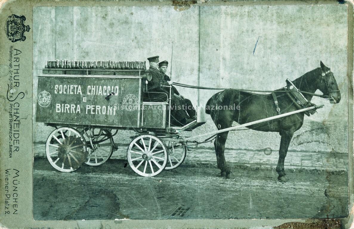   Carro con cavallo per le consegne del ghiaccio, 1910 (Archivio storico e Museo Birra Peroni, fondo fotografico).
