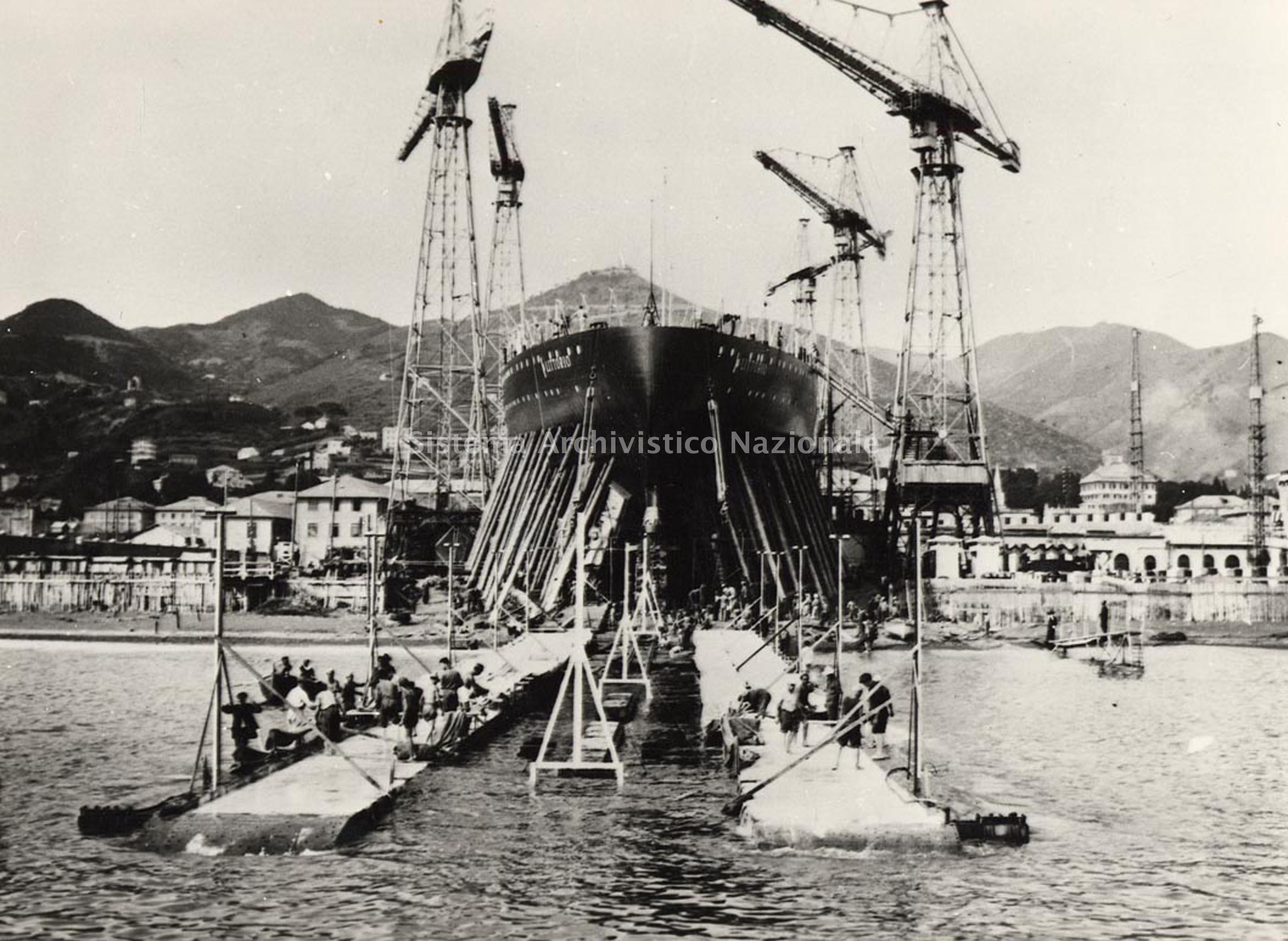   Corazzata in costruzione nel Cantiere navale Ansaldo di Genova Sestri Ponente, 1937 (Fondazione Ansaldo).
