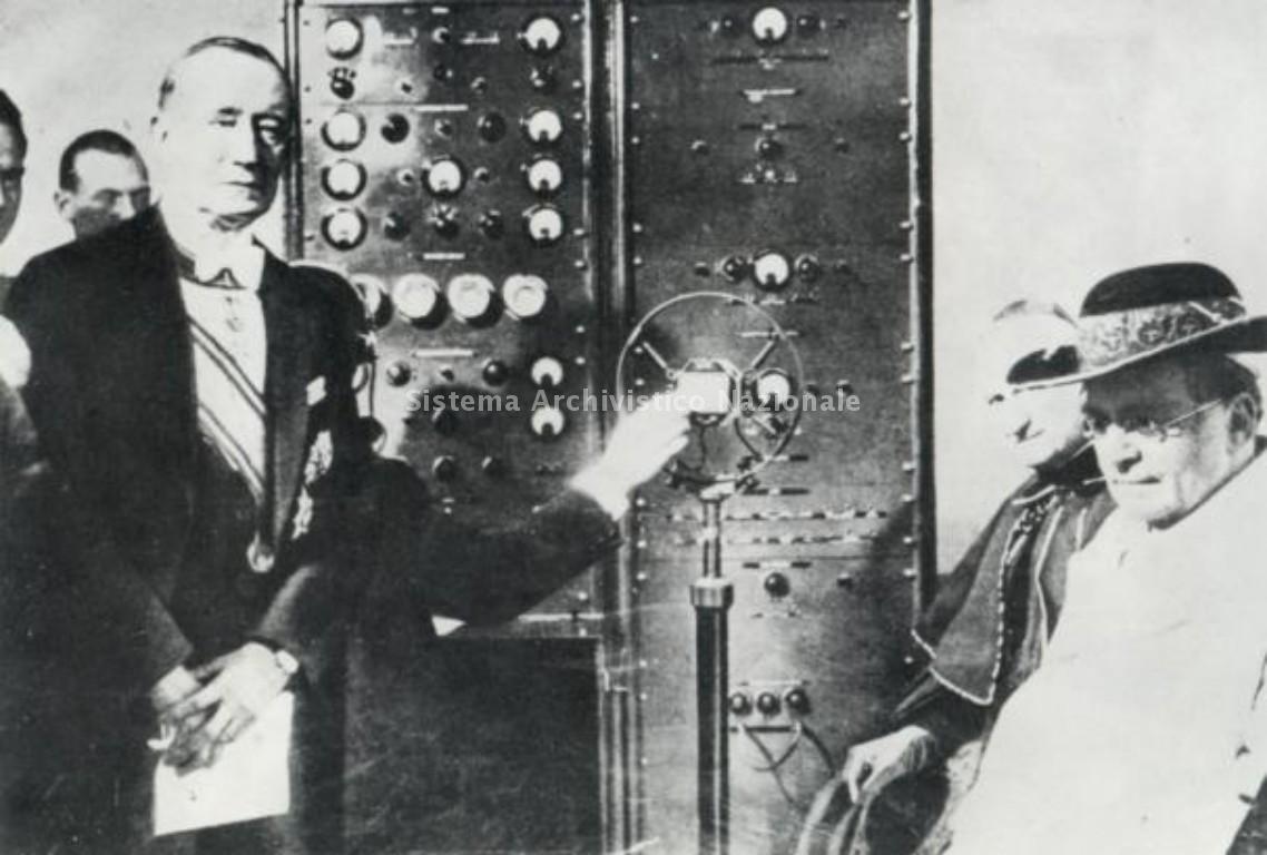   Guglielmo Marconi inaugura la nuova stazione radio della Città del Vaticano alla presenza di Pio XI, febbraio 1933 (Fondazione Ansaldo - Gruppo Finmeccanica).
