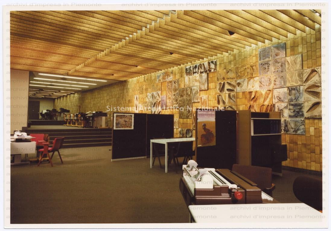   Studio Olivetti a Madrid progettato da BBPR, Banfi, Belgiojoso, Peressutti, Rogers, 1978 (Archivio storico Olivetti, fondo Olivetti).
