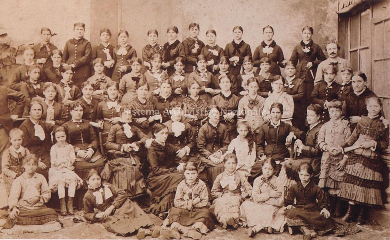  Fotografia di gruppo di maestranze dello Stabilimento Pirelli, Milano 1883 (Fondazione Pirelli, Archivio storico, Fondo Documenti per la storia delle industrie Pirelli)
