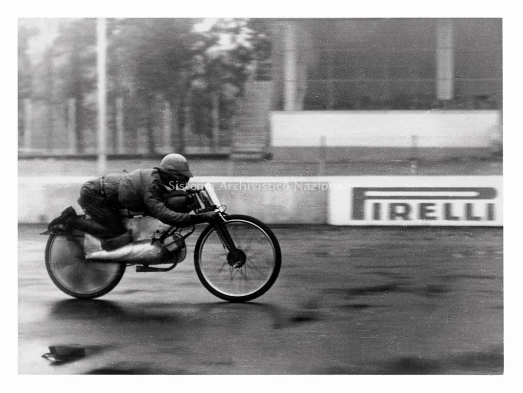   Gianni Leoni che stabilisce il record mondiale di velocità su motocicletta gommata Pirelli, 1948 (Fondazione Pirelli, Archivio storico, Fondo Propaganda)
