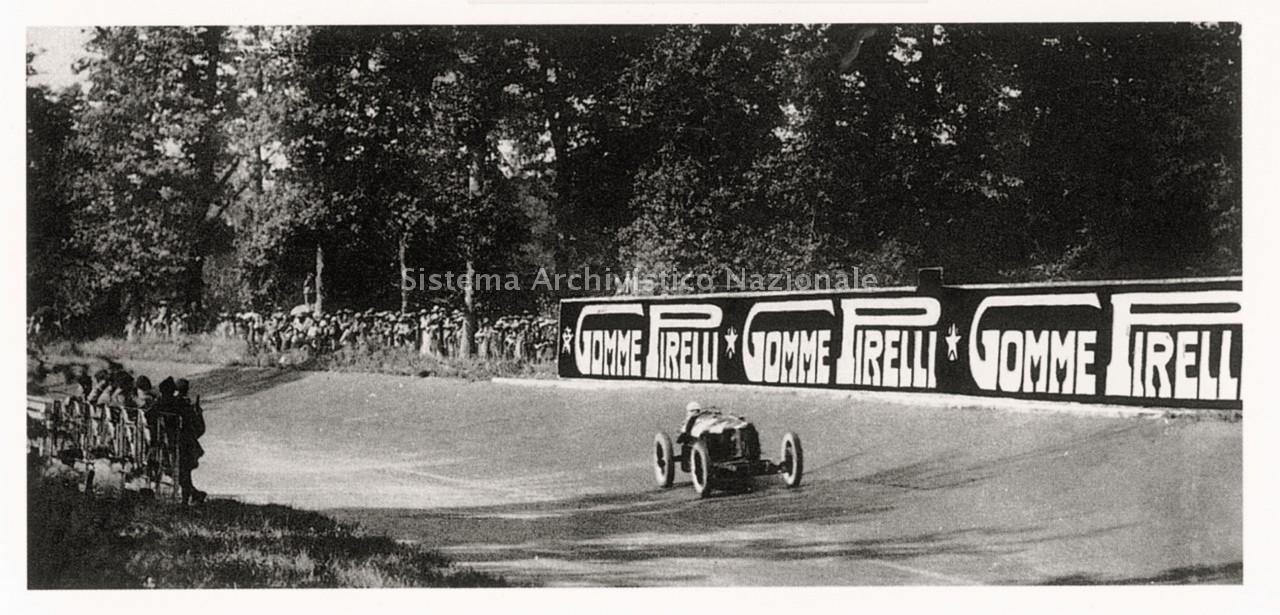   Automobile guidata da Gastone Brilli Peri e gommata Pirelli, sulla pista dell"autodromo di Monza durante il primo Gran Premio d"Italia, Monza 1925 (Fondazione Pirelli, Fondo Propaganda)
