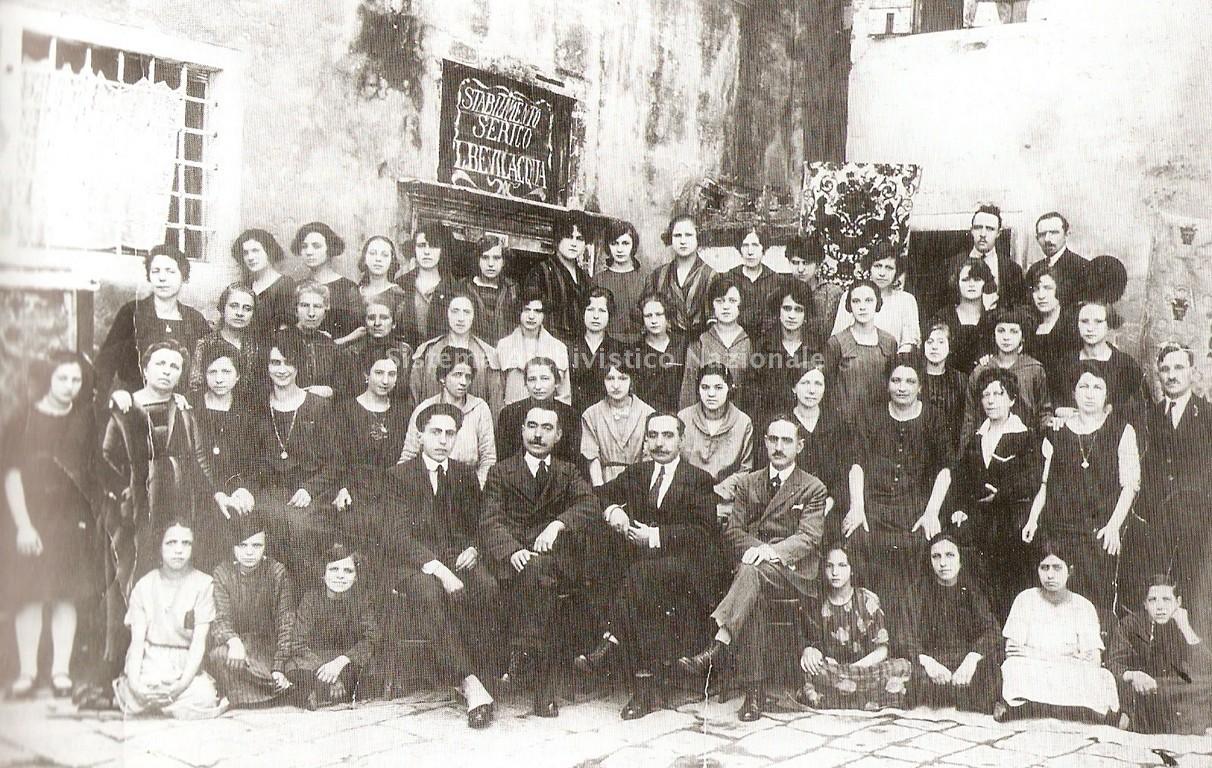   I fratelli Bevilacqua con le maestranze della ditta, Venezia 1923 (Archivio storico Tessitura Bevilacqua)
