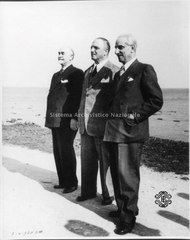   Da sinistra: Niccolò Introna, Vincenzo Azzolini e Pasquale Troise, Fregene, 2 aprile 1938 (Archivio storico Banca d\'Italia, Archivio storico fotografico, Fondo Corradini)
